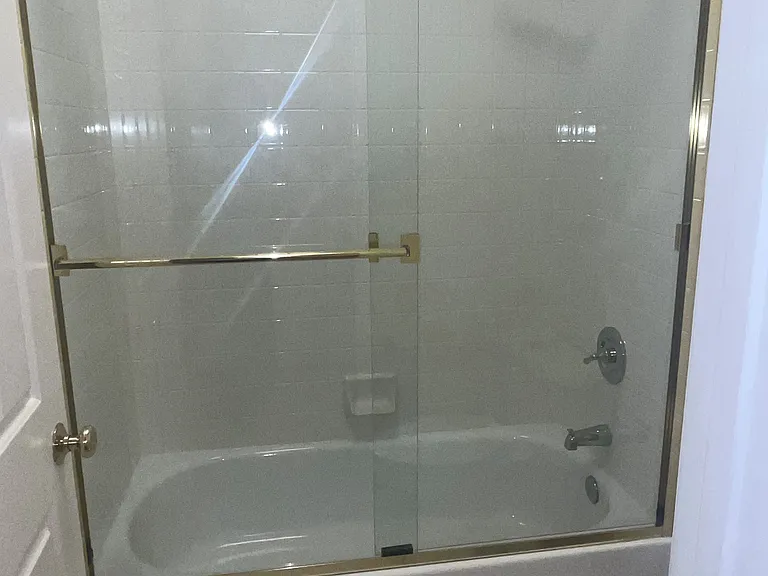 Upstairs bath tub/shower