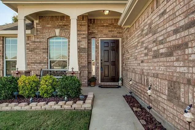 3 bed, 1884 sqft, $2,195 — Photo 2