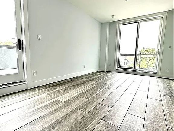 4th image of 2442 Ocean Ave #4P