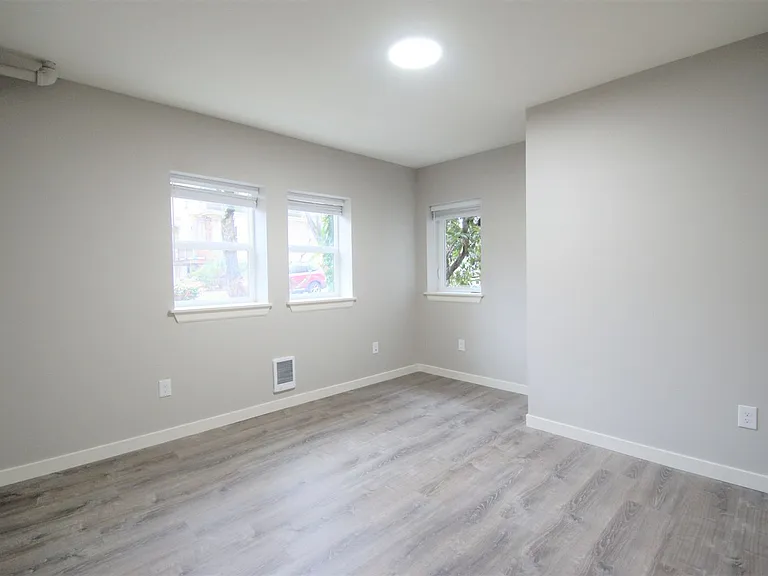 1608 E Republican St — Photo 13