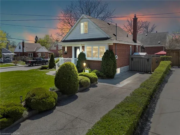 22 Dundonald Ave, Hamilton, ON L8K 4Z9