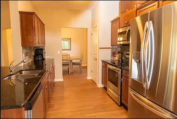 5 bed, 2438 sqft, $2,400 — Photo 3
