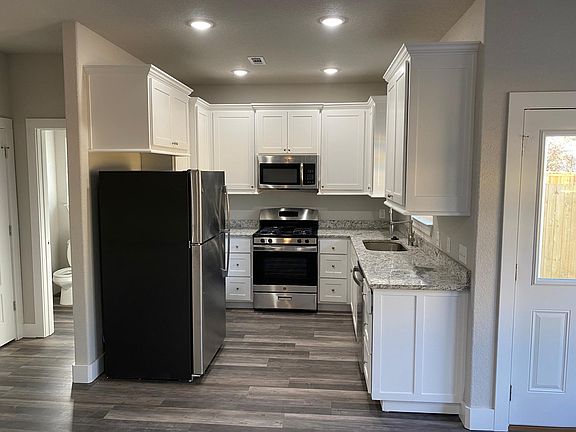 4th image of 3004 SW Garrison Ln #1