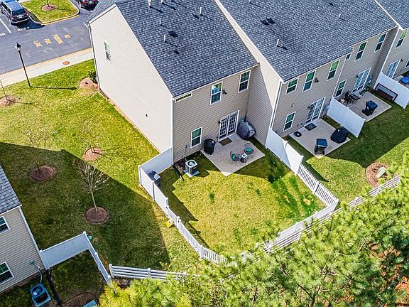 3rd image of 8064 Creekside Village Dr