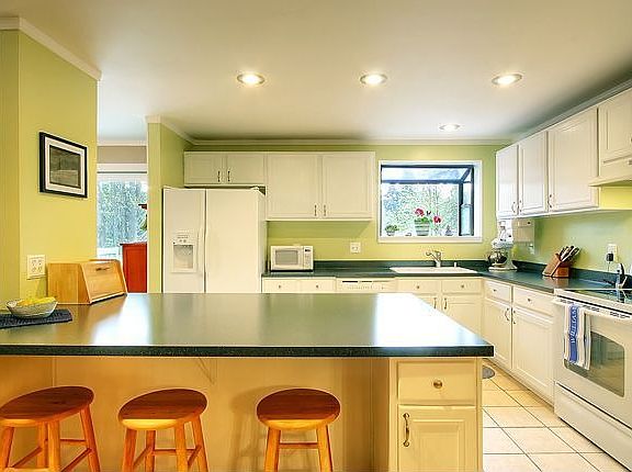 3rd image of 18902 32nd Ave NE
