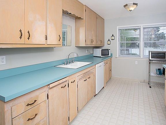 3rd image of 1025 Avenue F