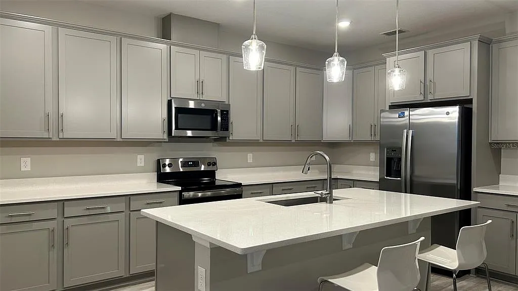 4 bed, 3.0 bath, 2066 sqft, $2,270 — Photo 3