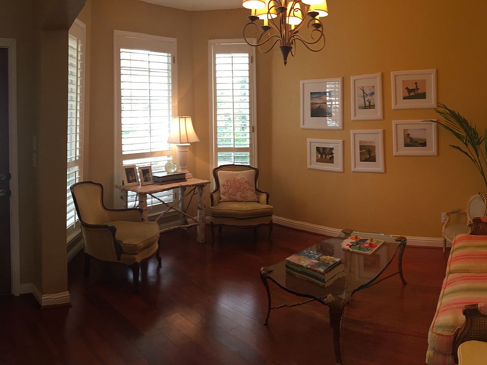 Formal Dinning/Sitting Room