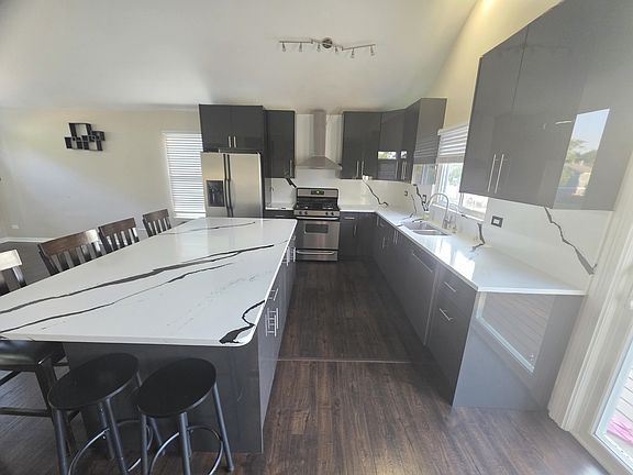 4th image of 302 Barton Ct