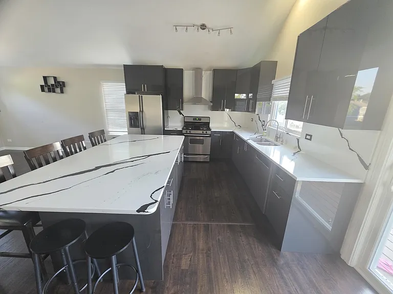 302 Barton Ct — Photo 4