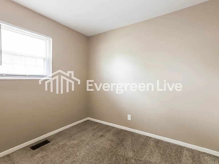 2422 Sharon Ave — Photo 9