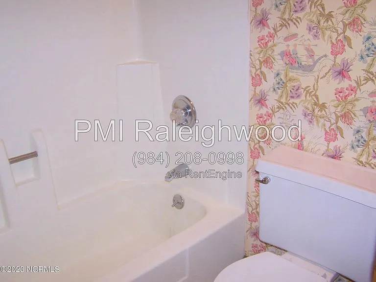 220 Foxkroft Dr — Photo 17