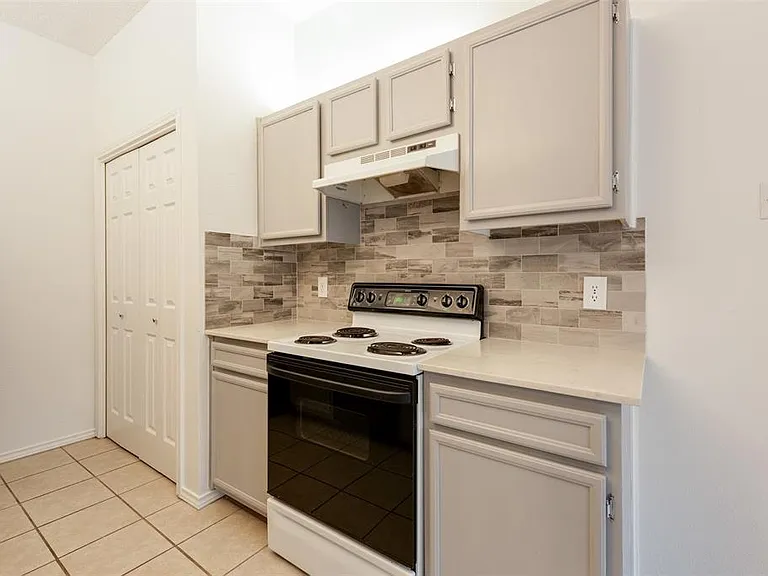 9100 Mountain Ridge Dr #105 — Photo 8