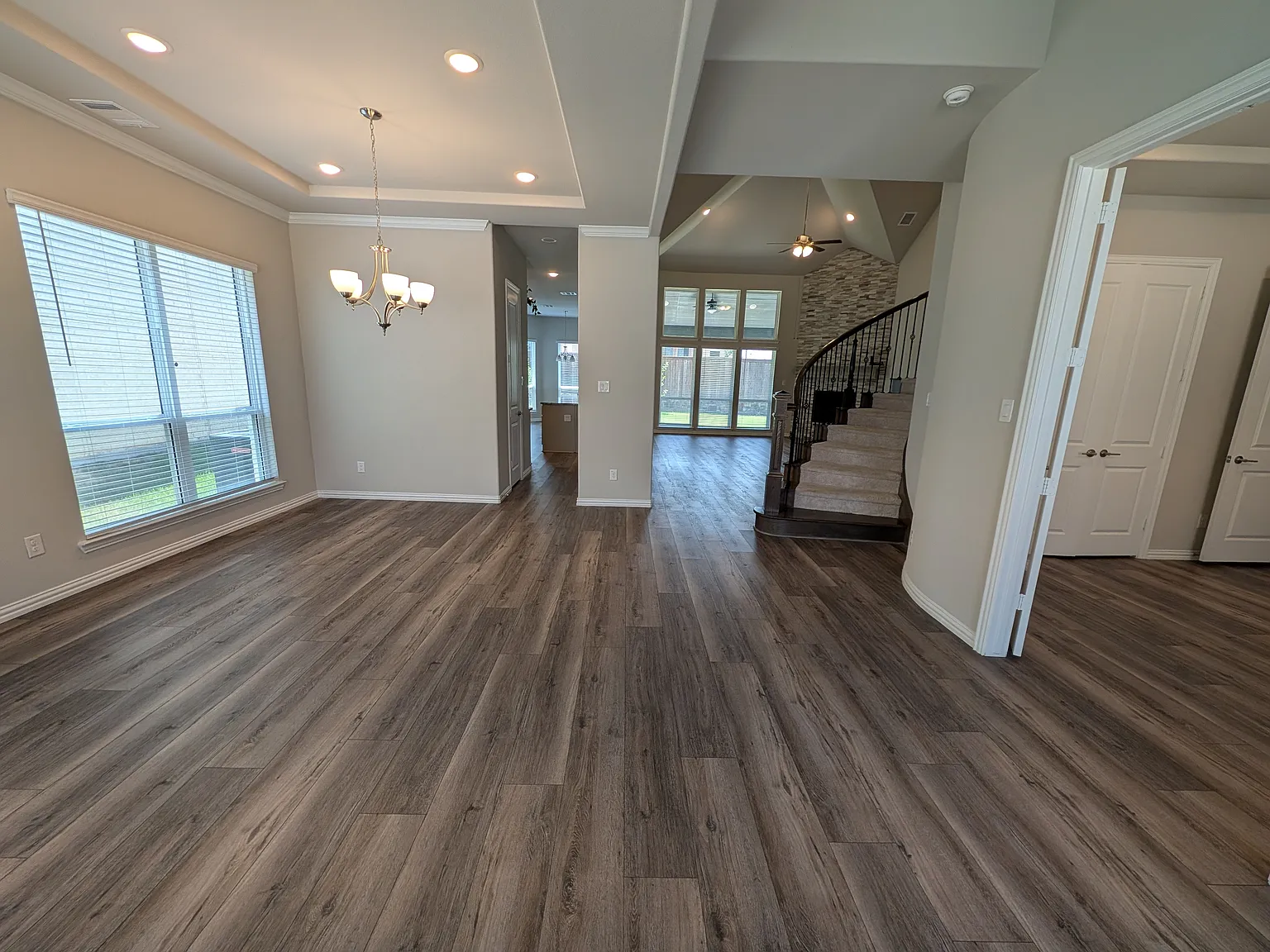 5 bed, 4288 sqft, $4,350 — Photo 3
