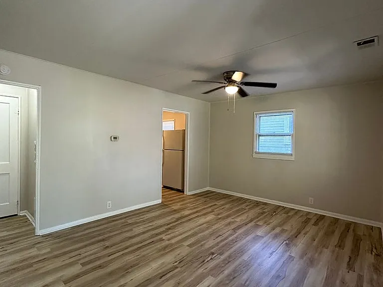 2101 S Pershing Dr — Photo 3