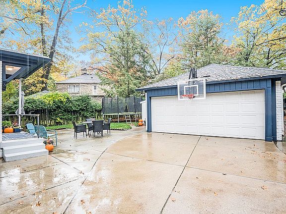 4th image of 961 Gladstone Dr SE
