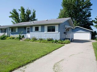 607 Appletree Ln, Moorhead, MN 56560