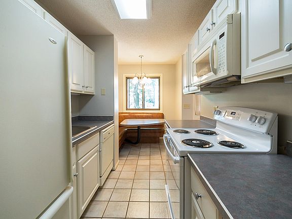 2nd image of 220 Bridlewood Dr
