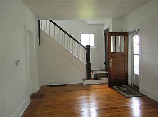 2nd image of 319/321 E Locust St