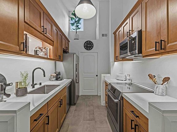 2nd image of 1115 Crestview Dr #2
