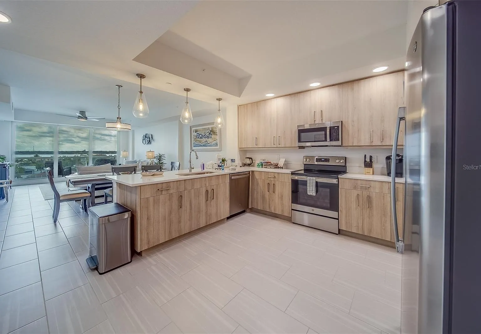 luxury 3 bed 2 bath condo — Photo 3