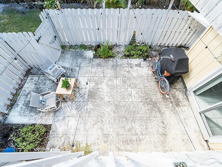 141 E Riverside Dr #10D — Photo 30
