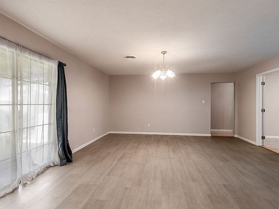 5th image of 285 Woodlawn St