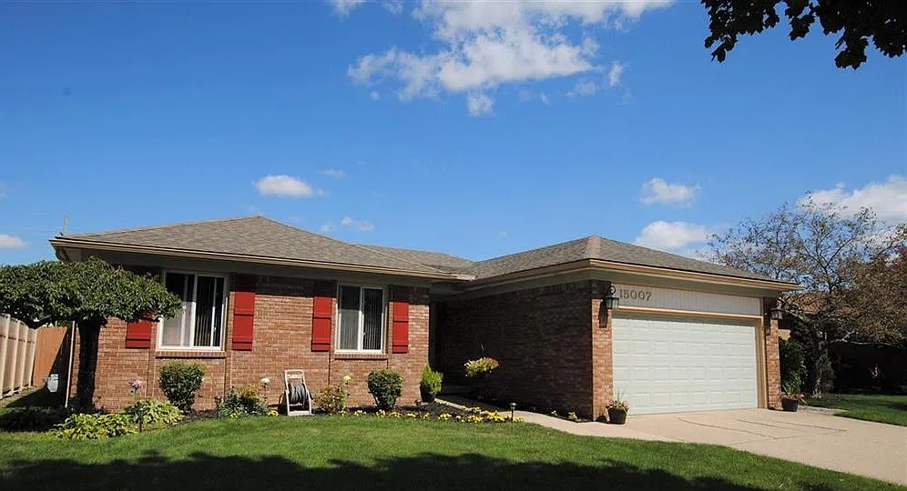 3 bed, 1.5 bath, 1400 sqft, $2,000 — Photo 1