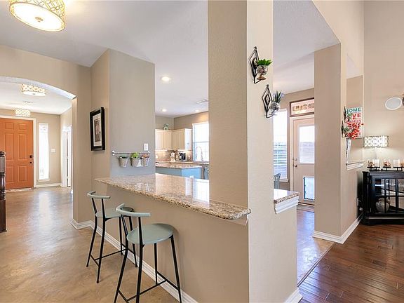 5th image of 2401 Foxwood Ln