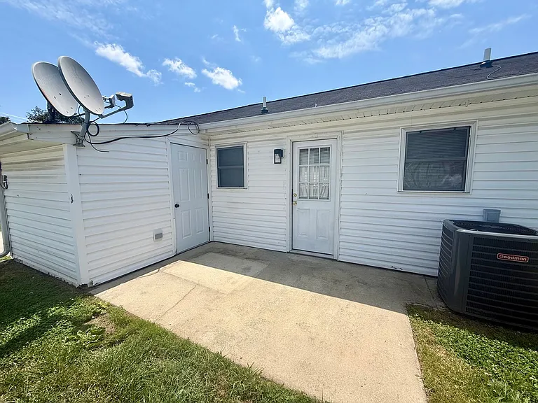 Two bedroom, one bath apartment in Burlington — Photo 25