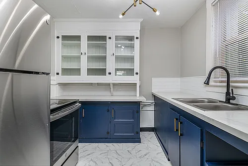 Elegant Renovation! HUGE 1 Bed 1 Bath Available Now! Photo 1