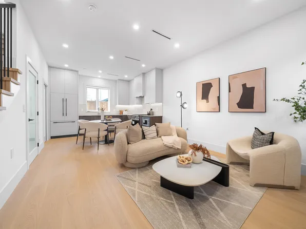 2609 Dundas St, Vancouver, BC V5K 1P5