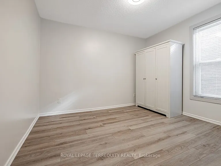 171 Christie St #TOP FLOOR — Photo 2