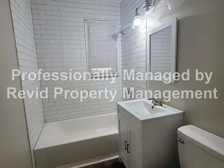 744 Lester St — Photo 12