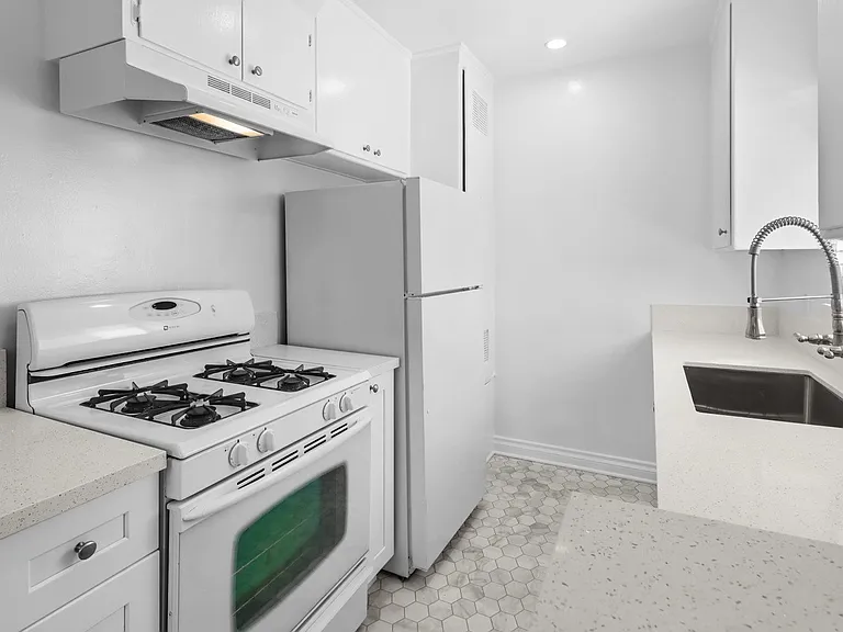 1219 Barry Ave #8 — Photo 8