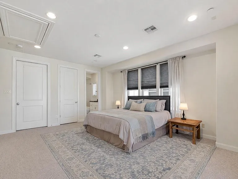 705 Delano St — Photo 36