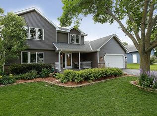 1511 Lake Susan Hills Dr, Chanhassen, MN 55317