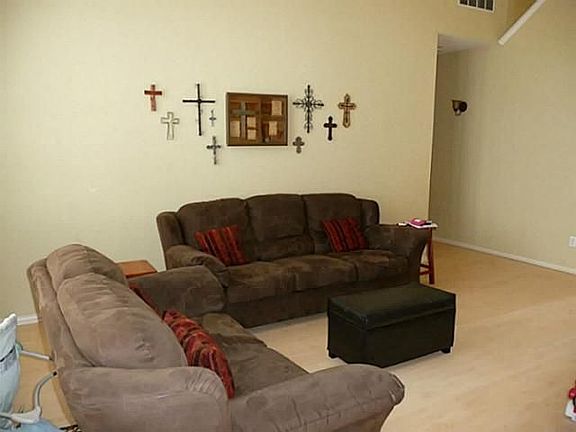 4th image of 1228 Hillcrest Dr