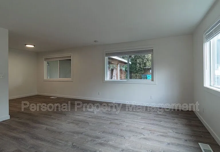 4325 E 17th St #1 — Photo 3