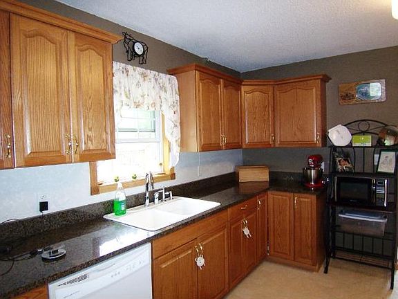 3rd image of 305 S Main St