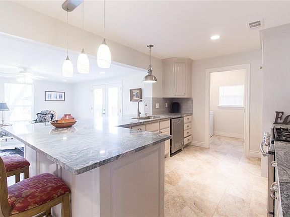 4th image of 2727 Larchmont Dr