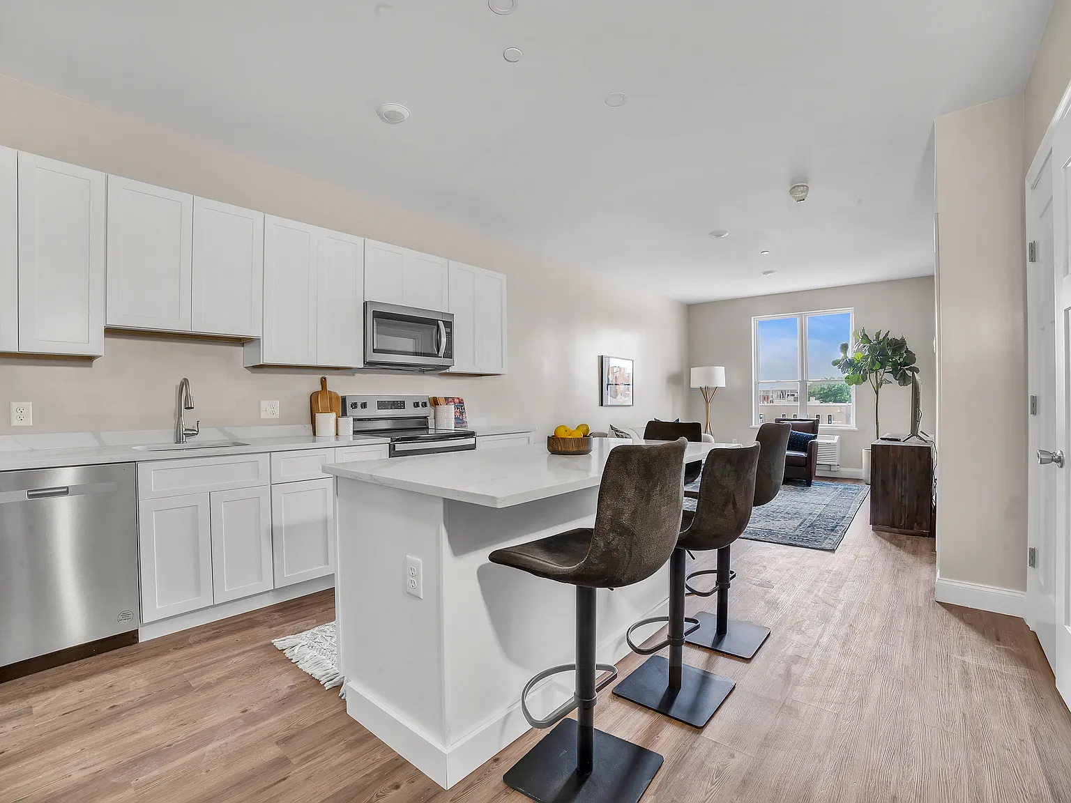 1 bed, 740 sqft, $1,750 — Photo 1