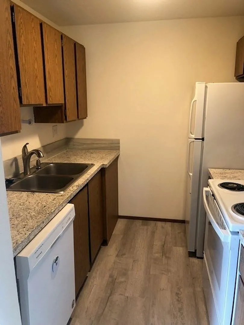4222 Apts — Photo 4