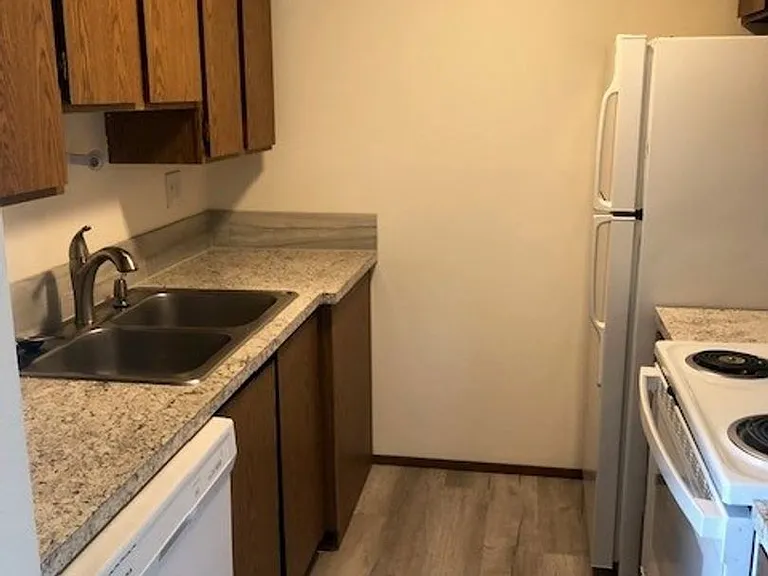4222 Apts — Photo 4