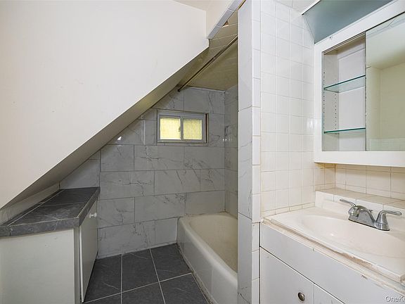 5th image of 87 Vineyard Avenue