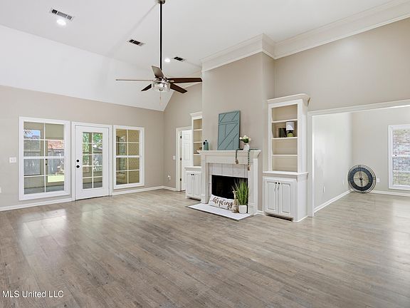5th image of 707 Versailles Dr