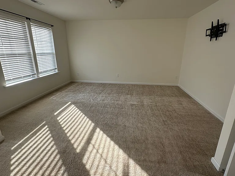 423 Bassett Ln — Photo 5