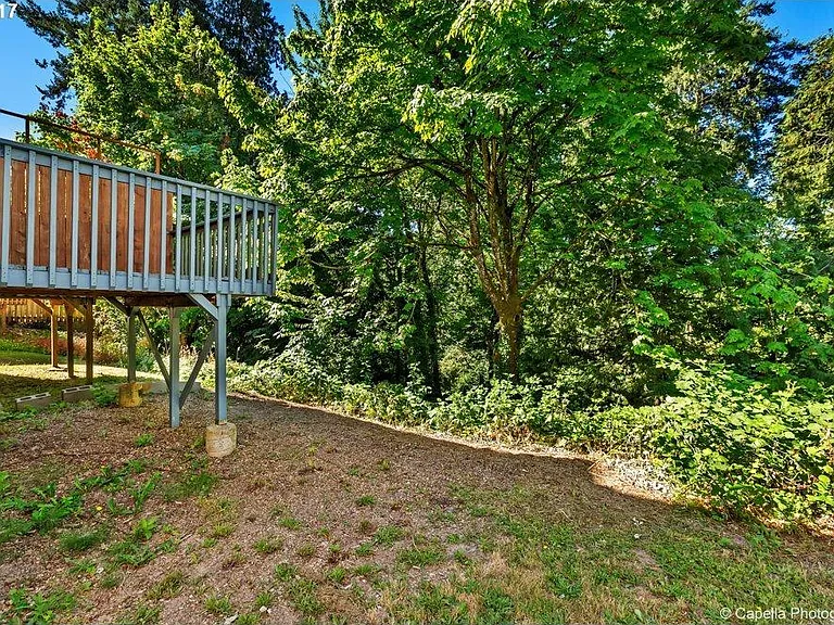 Private deck overlooking a beautiful green space and a running creek . Enjoy your morning coffee in peace and tranquility!