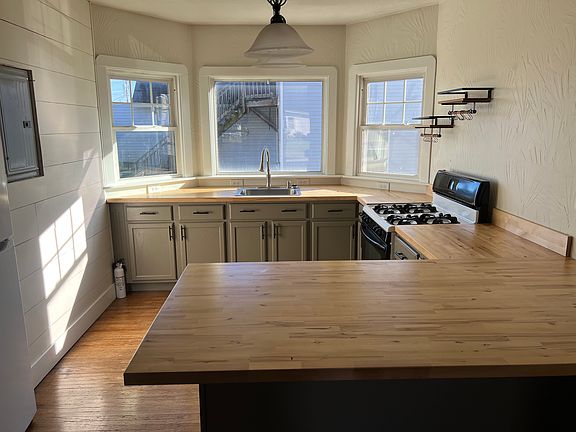 2nd image of 122 Brown St