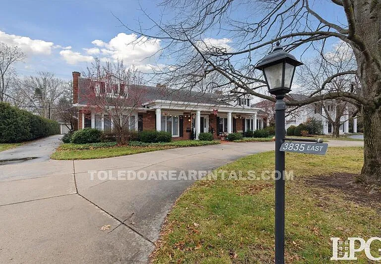 3835 Hillandale Rd E — Photo 2